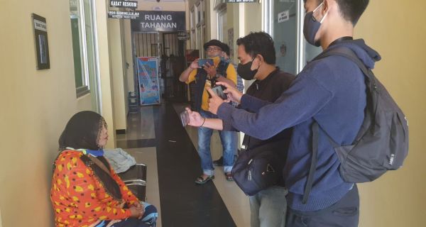 Korban MM saat diwawancara wartawan. Foto: Radar Banten.