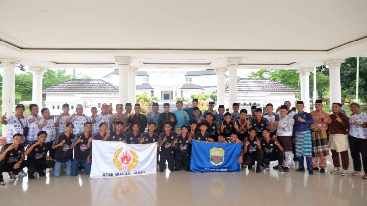 Sekda Budhi Hartono Hadiri Pelepasan Tim Sepak bola Muaro Jambi