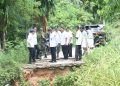 Mengetahui Jalan Longsor di Desa Mendalo Darat, Penjabat Bupati Raden Najmi Langsung Tinjau ke LokasiÂ