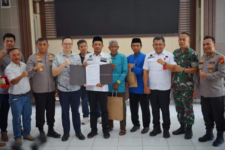 Sekda Budhi Hartono Hadiri Penandatanganan Kesepakatan Perdamaian Penyelesaian Konflik Masyarakat dengan PT. FPIL
