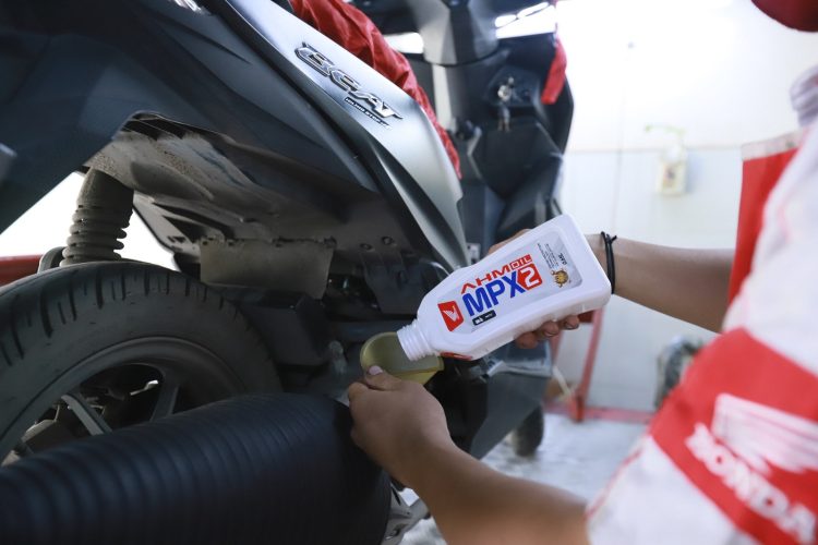 Kenali Tanda-Tanda Oli Sepeda Motor Perlu Diganti, ini Jadwal Idealnya