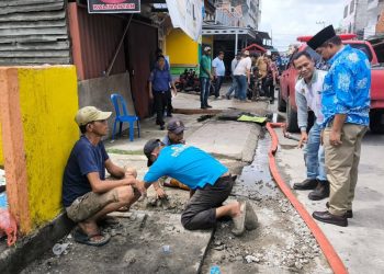 Wujudkan Kota Kuala Tungkal Bebas Genangan, Bupati Anwar Sadat Pantau Langsung Pembersihan Drainase