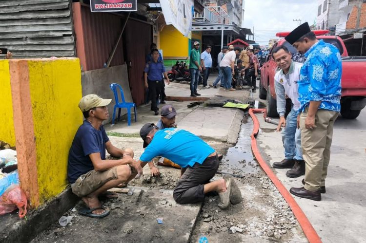 Wujudkan Kota Kuala Tungkal Bebas Genangan, Bupati Anwar Sadat Pantau Langsung Pembersihan Drainase