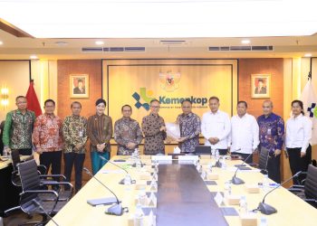 Kemenkop RI Serahkan Daftar Koperasi Yang Menjalankan Kegiatan di Sektor Jasa Keuangan Kepada OJK