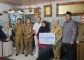 Pj Wali Kota Jambi Serahkan Santunan Jaminan Kematian kepada Keluarga Ketua RT