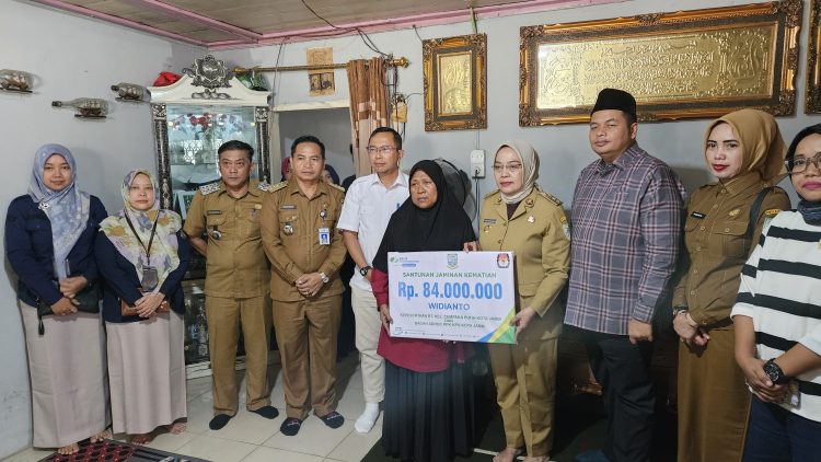 Pj Wali Kota Jambi Serahkan Santunan Jaminan Kematian kepada Keluarga Ketua RT