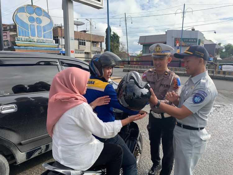 Helm Gratis untuk Pengendara: Komitmen Jasa Raharja Jambi Tingkatkan Keselamatan Jalan