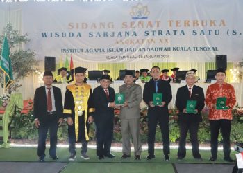 Bupati Tanjab Barat Hadiri Wisuda IAI An-Nadwah, Dorong Lulusan Berdaya Saing Global