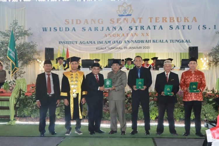 Bupati Tanjab Barat Hadiri Wisuda IAI An-Nadwah, Dorong Lulusan Berdaya Saing Global