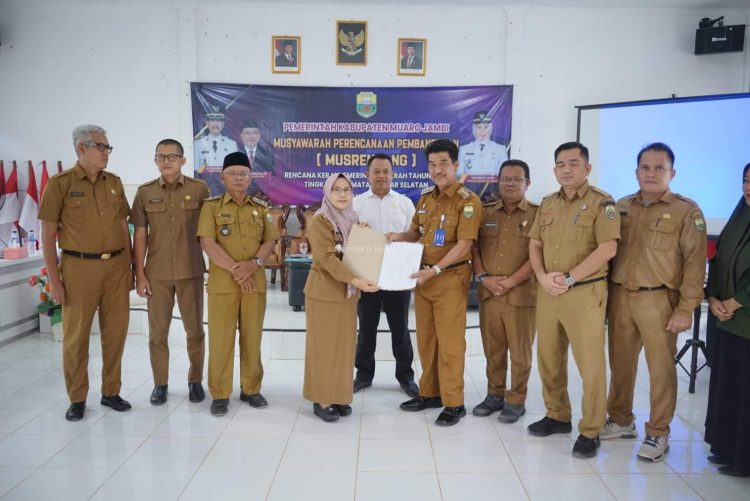 Penjabat Bupati Kabupaten Muaro Jambi Drs. Raden Najmi Menghadiri dan Membuka Kegiatan MUSRENBANG di Bahar Selatan