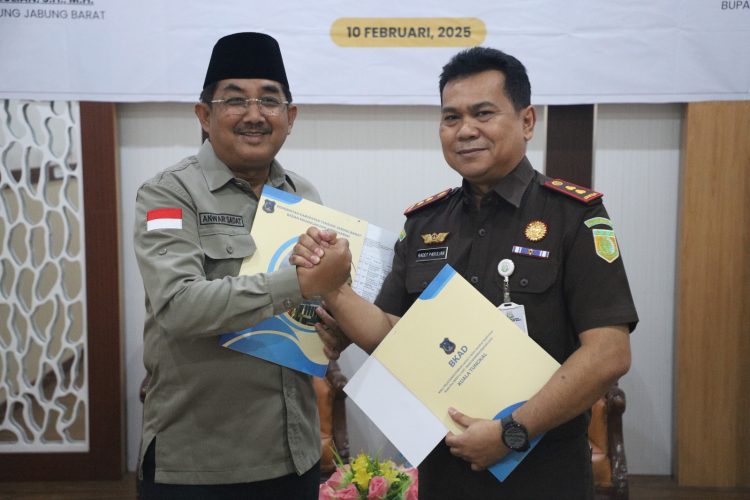 Perkuat Kolaborasi dengan Kejari Tanjung Jabung Barat, Bupati serahkan hibah Gedung Kantor Kejari di Desa Pembengis