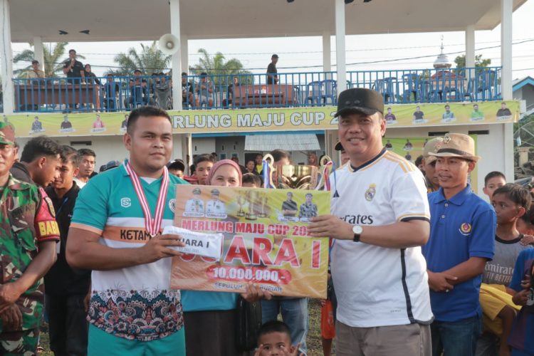 Wabup Katamso Hadiri Penutupan Turnamen Sepakbola Merlung Maju 2025