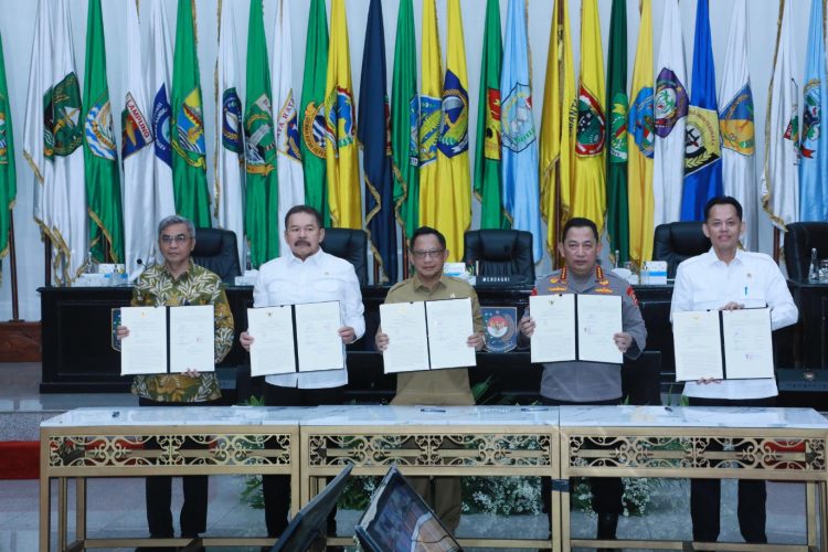 Mendagri Tanda Tangani Kerja Sama Pengawasan Penyelenggaraan Perizinan di Daerah