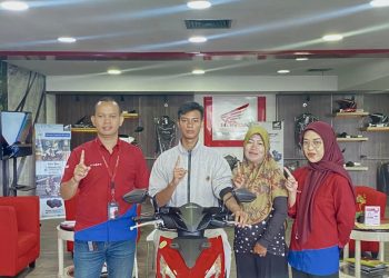 Sinsen Serahkan 1 Unit Sepeda Motor Honda kepada Pemenang Doorprize Honda DBL Jambi Series 2025