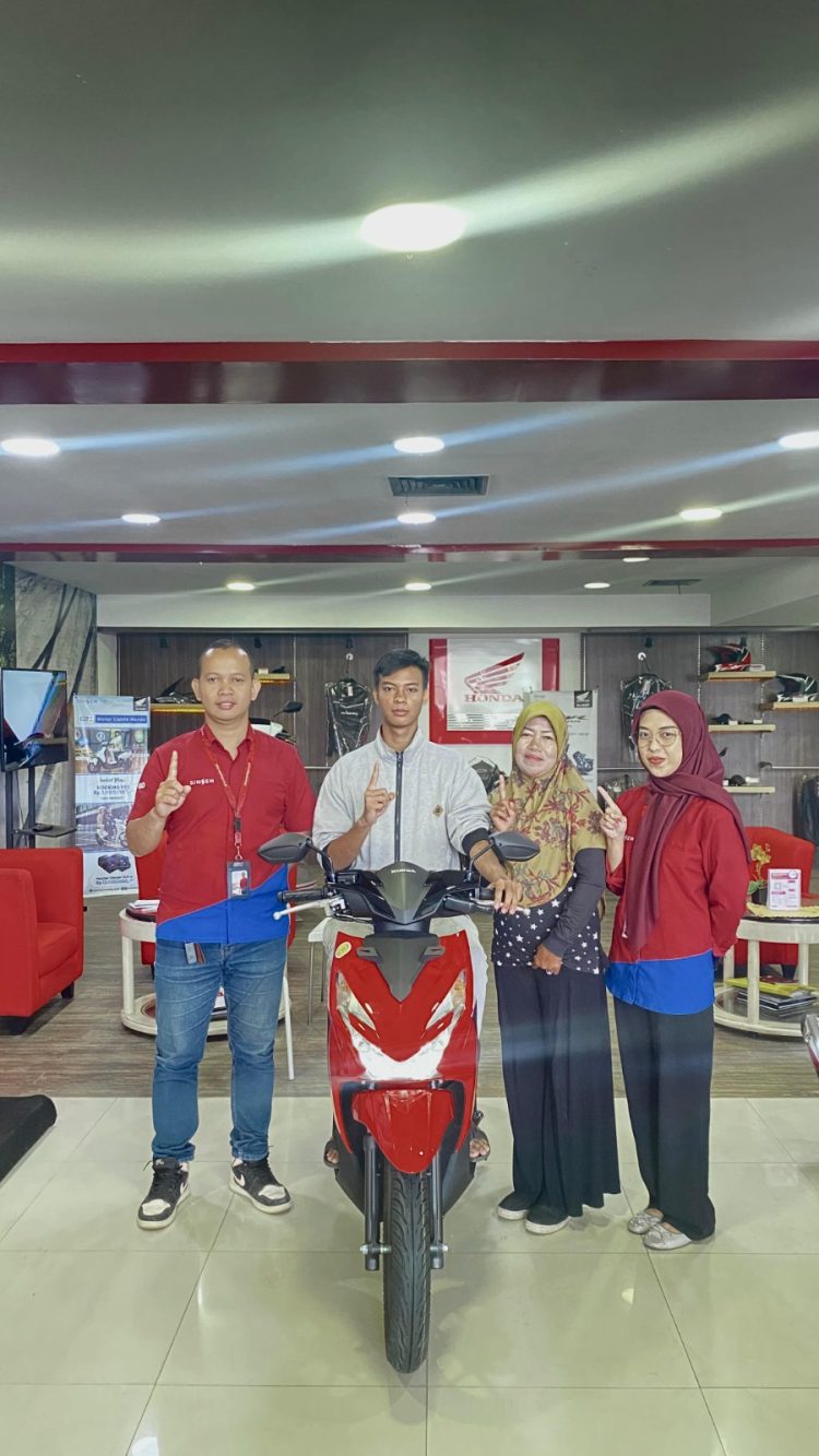 Sinsen Serahkan 1 Unit Sepeda Motor Honda kepada Pemenang Doorprize Honda DBL Jambi Series 2025