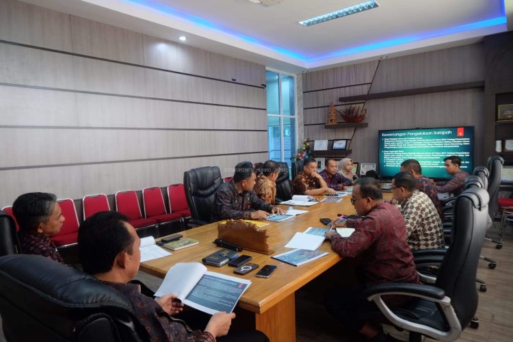 Bupati Muaro Jambi BBS Pimpin Rapat Koordinasi Pengelolaan Sampah yang Diikuti Kepala OPD Terkait