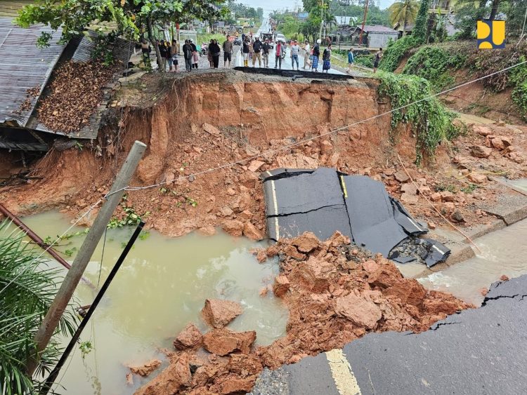 Kementerian PU Gerak Cepat Tangani Jalan Amblas di  Jalan Lintas Bungo Jambi- Dharmasraya Sumbar