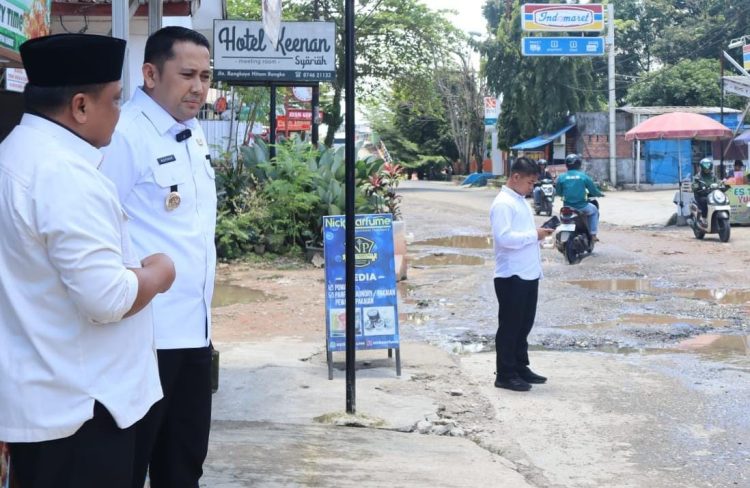 Bupati Merangin M Syukur Tinjau Jalan  Rangkayo Hitam Yang Rusak