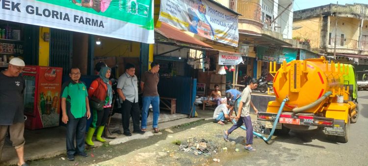 Saluran Air dibersihkan, Pedagang Pasar Bawah Acungkan Jempol Buat Bupati Merangin