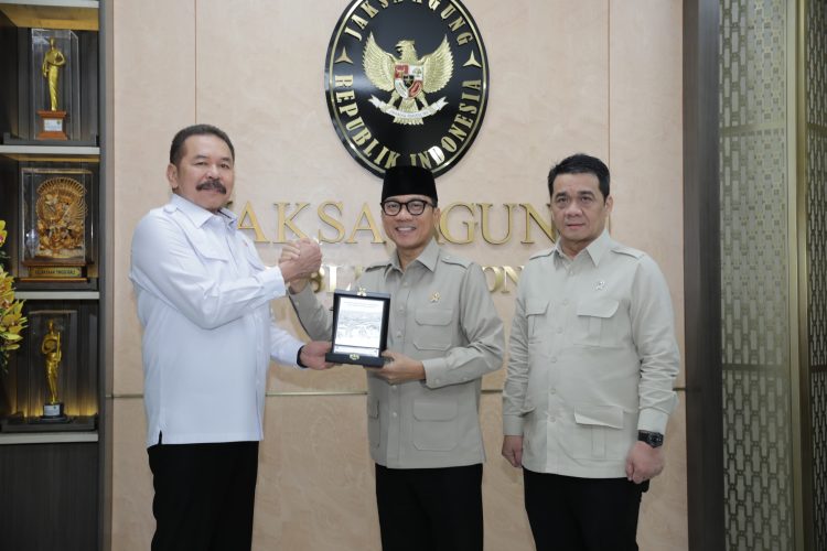 Menteri Desa Yandri Laporkan Dugaan Penyimpangan Dana Desa ke Kejaksaan Agung
