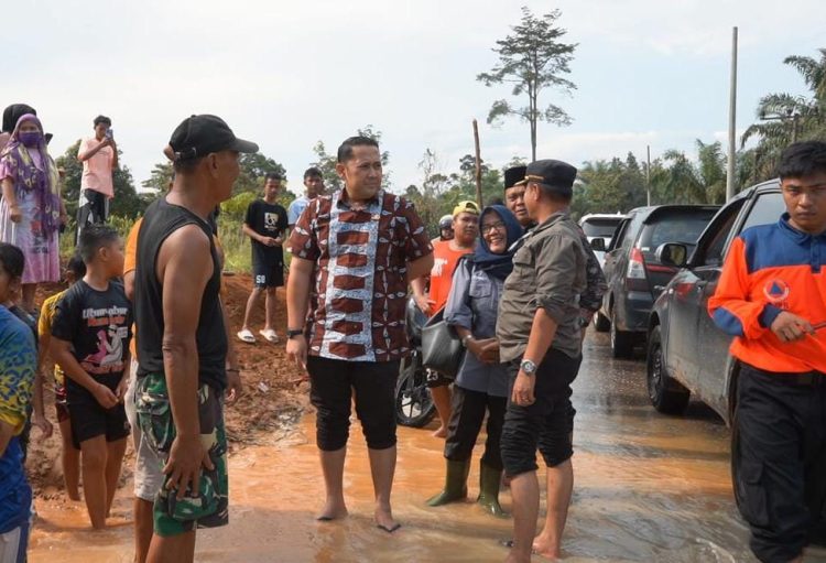 Bupati Merangin M Syukur Pantau Kondisi Jalan di Musim Hujan
