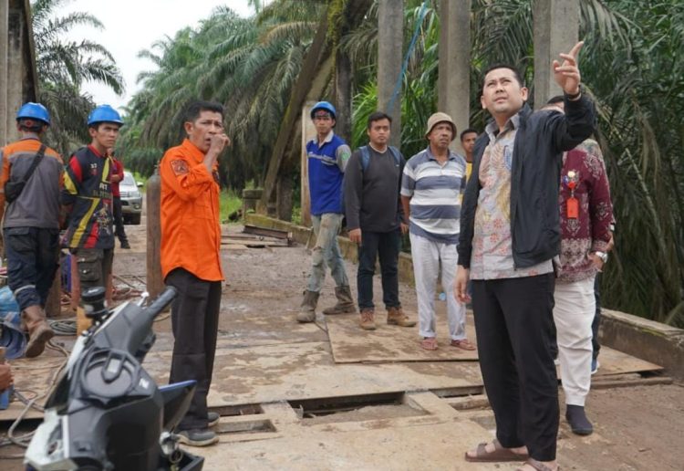 Bupati Merangin M Syukur Tinjau Jembatan Desa Sialang Lantainya Bolong
