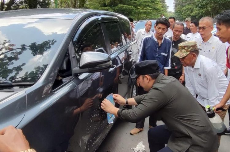 Mobil Dinas dipasang Stikter, Bupati Merangin M Syukur : Mobil Dinas Bukan Mobil Pribadi