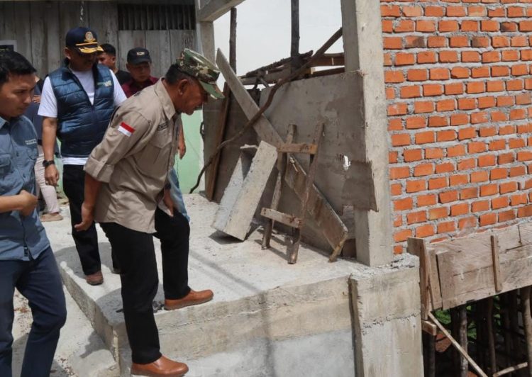 Wabup Merangin Saksikan Pol PP Bongkar Bangunan di Bukit Tiung tanpa IMB