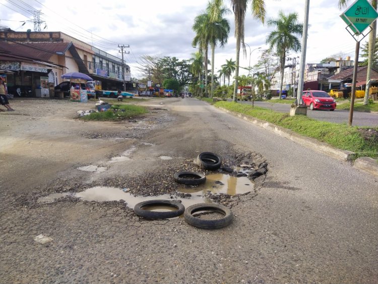 Jalan Rusak di Jalan Tiga Jalur Kota Bangko Kabupaten Merangin dikeluhkan Pengendara