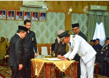 Serah Terima PJ Bupati Sarolangun Pada Bupati Sarolangun H.Hurmin Di Ruang pola Bupati Sarolangun