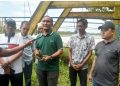 upati Tinjau Jembatan Gantung Di Desa Penegah Dan Pulau Aro Sebrang Kecamatan Pelawan Kabupaten serolangon
