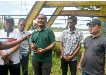 upati Tinjau Jembatan Gantung Di Desa Penegah Dan Pulau Aro Sebrang Kecamatan Pelawan Kabupaten serolangon