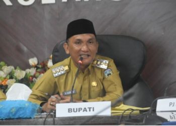 Bupati Sarolangun H. Hurmin Didampingi Wakil Bupati Gerry Trisatwika saat melakukan rapat staf perdana di Kantor Bupati Sarolangun, kemarin.