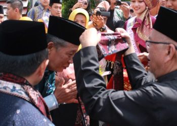 Gubernur Al Haris dan Wakil Gubernur Jambi Abdullah Sani Disambut Seloko Adat