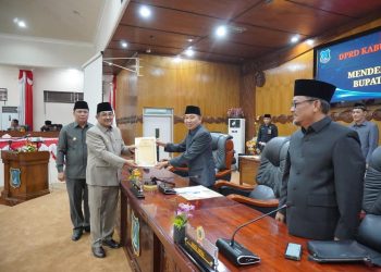 Bupati Tanjab Barat Sampaikan Visi Pembangunan 2025–2030 di Rapat Paripurna DPRD