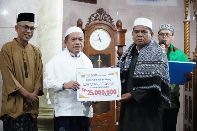 Gubernur Al Haris Serahkan Bantuan untuk Pembangunan Masjid di Jangkat