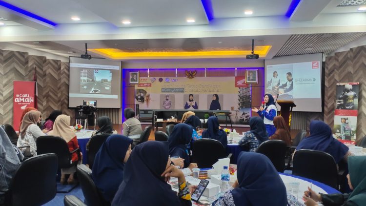 Ribuan Kartini Masa Kini Belajar Safety Riding dengan Berbagai Simulasi Berkendara