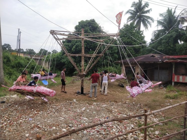 Lebaran Idul Fitri, Anak-Anak Bersemangat Naik Buaian Putar di Desa Sungai Ulak Kabupaten Merangin