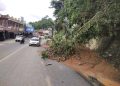 Diguyur Hujan Deras, Tanah dari Tebing Bukit Tiung Merangin Longsor ke Jalan, Masyarakat Minta Segera dibersihkan
