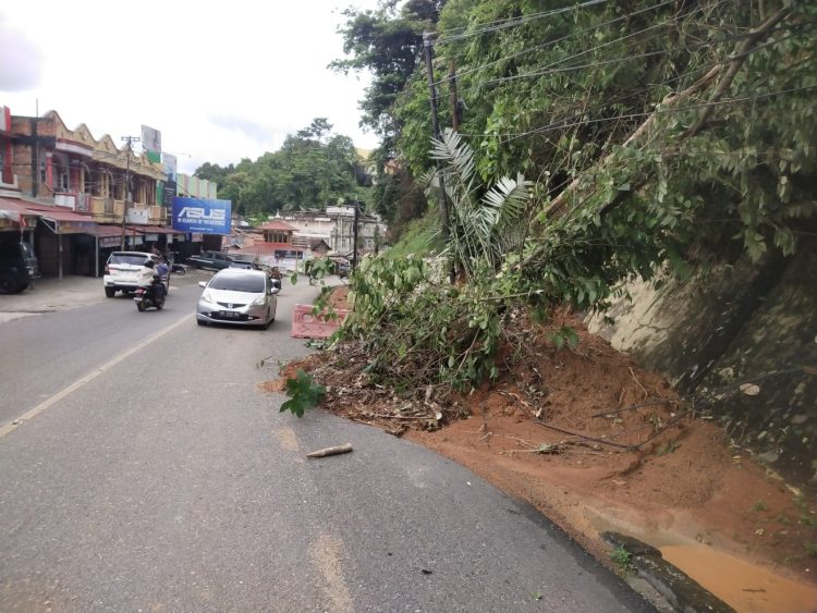 Diguyur Hujan Deras, Tanah dari Tebing Bukit Tiung Merangin Longsor ke Jalan, Masyarakat Minta Segera dibersihkan