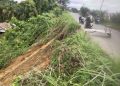 Tanah dari Tebing di Pinggir Jalan Menuju Talang Kawo Kabupaten Merangin Longsor Akibat Guyuran Hujan Deras