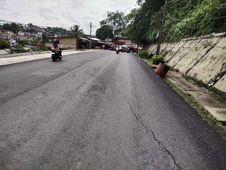 Jalan Lintas Sumatera di Tikungan Bukit Tiung Kabupaten Merangin Kembali Retak