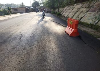 Kondisi Jalan Lintas Sumatera di Tikungan Bukit Tiung Kabupaten Merangin Semakin Parah, Aspal Retak Makin Panjang dan  Tanah Juga Turun