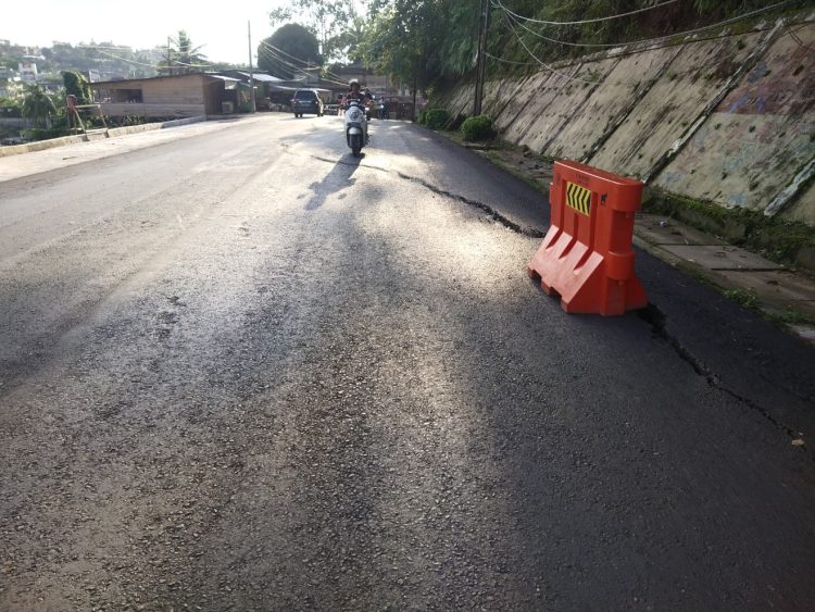 Kondisi Jalan Lintas Sumatera di Tikungan Bukit Tiung Kabupaten Merangin Semakin Parah, Aspal Retak Makin Panjang dan  Tanah Juga Turun