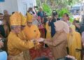 Mulai Ngantor, Bupati Tanjab Timur Disambut Secara Adat
