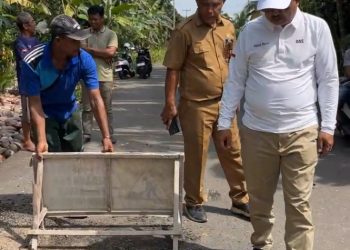 Bupati Anwar Sadat Bersama Kadis PUPR Tinjau Jalan Rusak Parah di Tungkal Ilir