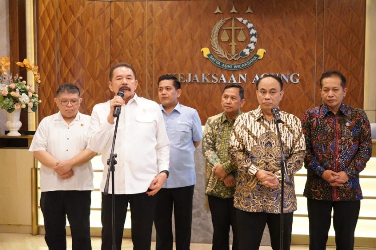 Jaksa Agung Terima Kunjungan Menteri Koperasi Bahas Pengawalan Program 80.000 Koperasi Merah Putih