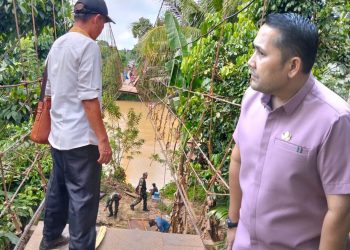 Guru dan Siswi Melewati Jembatan Rusak Pergi ke Sekolah yang Sedang diperbaiki, Bupati Merangin : Sudah Disiapkan Jalan Alternatif dari Awal