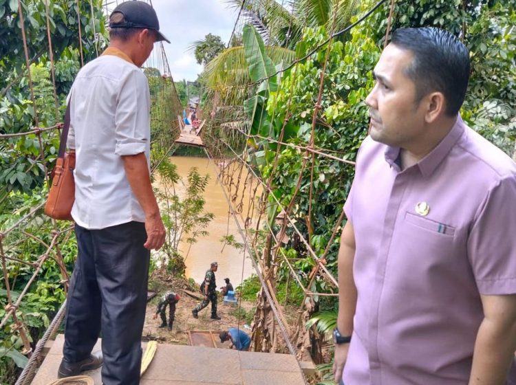 Guru dan Siswi Melewati Jembatan Rusak Pergi ke Sekolah yang Sedang diperbaiki, Bupati Merangin : Sudah Disiapkan Jalan Alternatif dari Awal