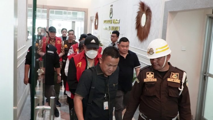 Kejaksaan Tinggi Palembang Serahkan Ke JPU 5 Tersangka Beserta Barang Bukti Tahap II Kasus Korupsi Perkebunan Sawit 